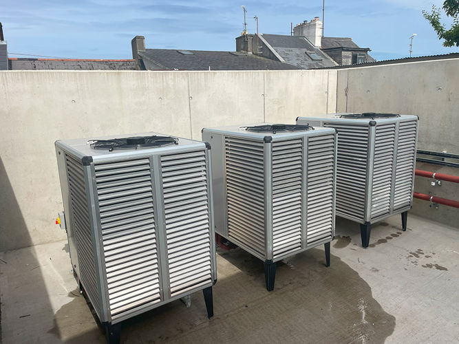 Kaskáda tepelných čerpadel slouží pro azylový dům