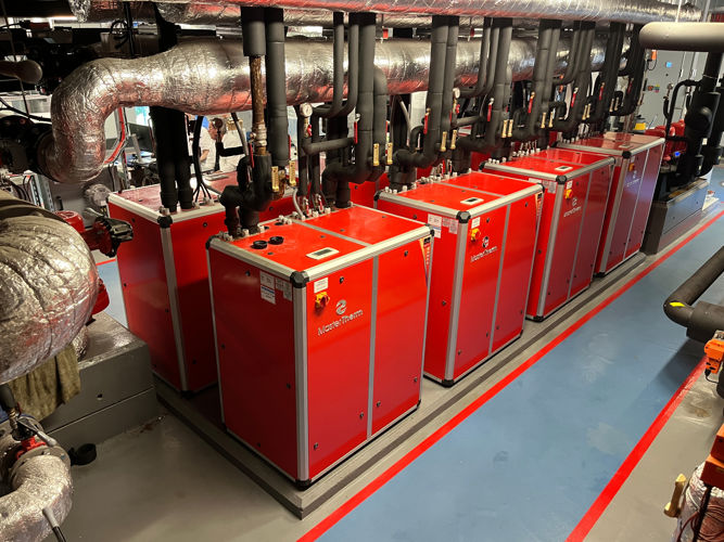 Chlazení urychlovače částic v Ústavu jaderné fyziky