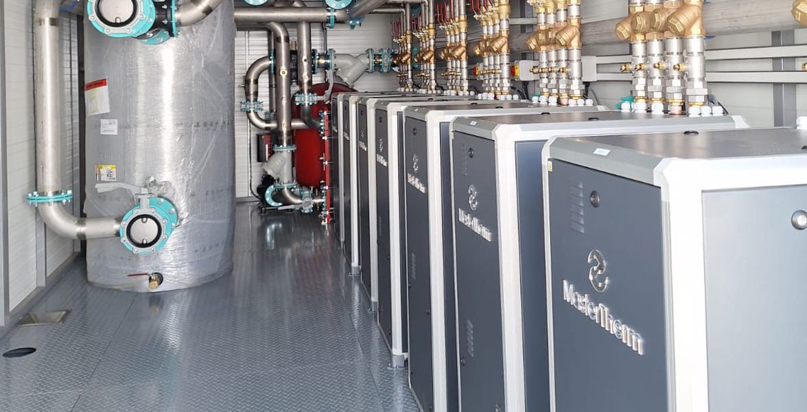 Škola s tepelnými čerpadly umístěnými v přepravním kontejneru