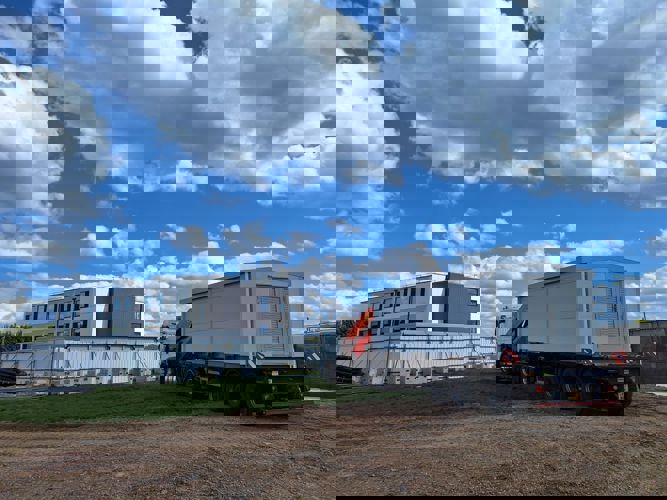 Škola s tepelnými čerpadly umístěnými v přepravním kontejneru