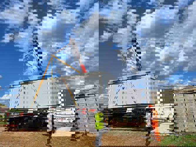 Škola s tepelnými čerpadly umístěnými v přepravním kontejneru