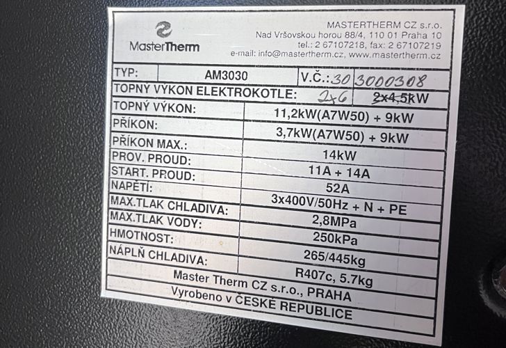 Rekordman skrytý v tújích je v provozu nepřetržitě 23 let (+VIDEO)
